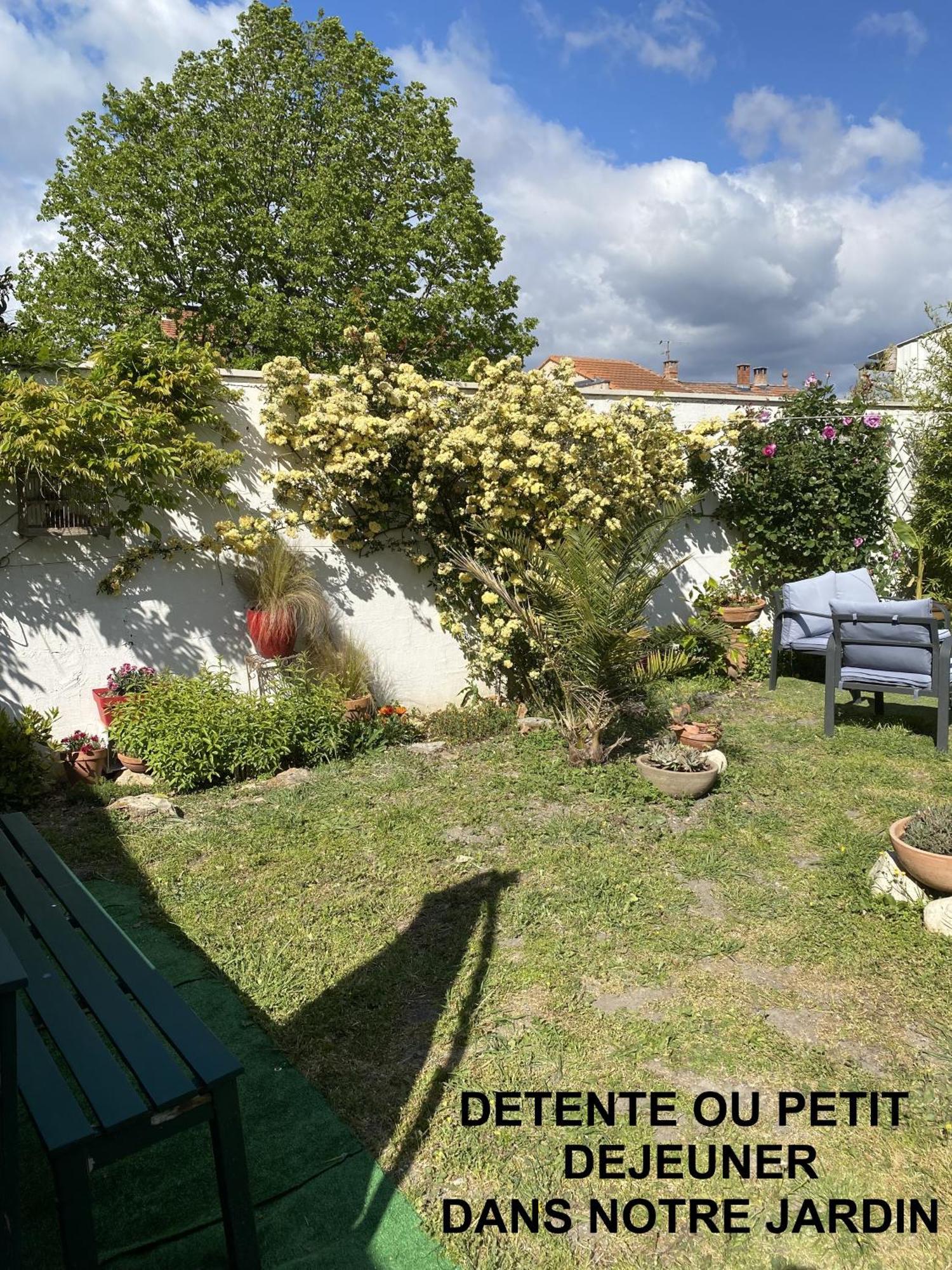 Cote Court Bed & Breakfast L'Isle-sur-la-Sorgue Exterior photo